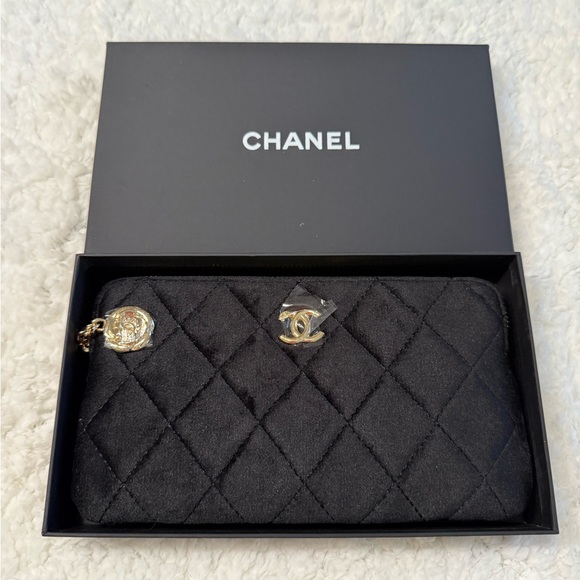 Chanel Black Quilted Pouch with Gold Accents - Picture 1 of 4